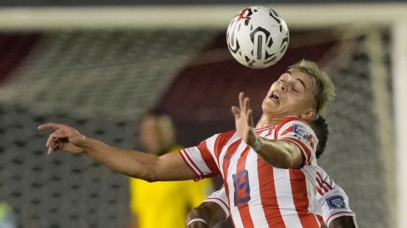 El paraguayo Ramón Sosa trata de controlar el balón ante la marca del peruano Luis Advíncula...