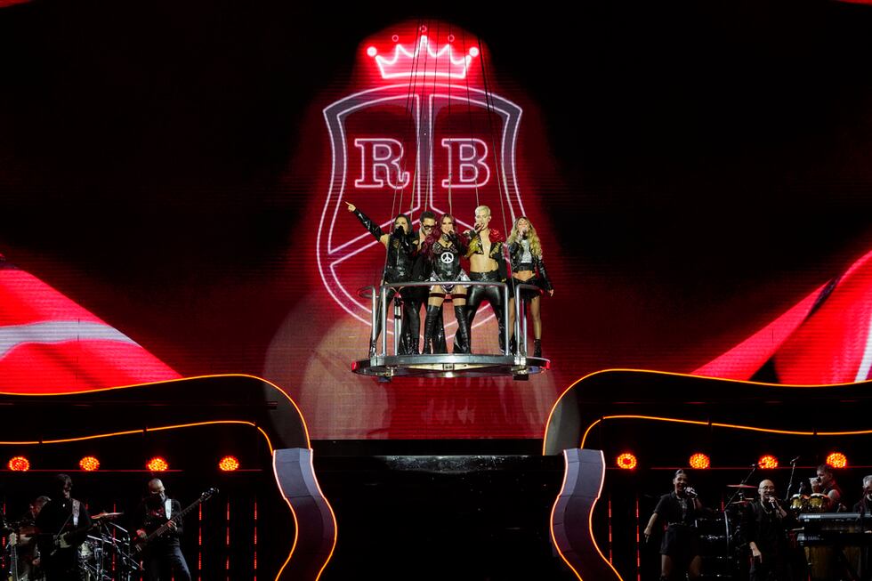 La banda mexicana pop RBD durante su concierto en el Foro Sol de la Ciudad de México el jueves...