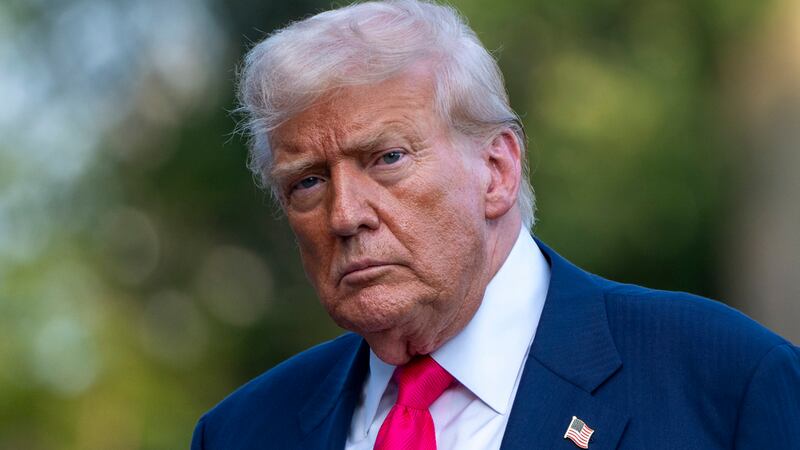 El presidente estadounidense Donald Trump camina en el jardín sur de la Casa Blanca, en...