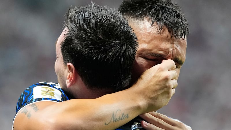 Lautaro Martínez abraza a Lionel Messi, su compañero de Argentina, tras marcar ante Inglaterra...