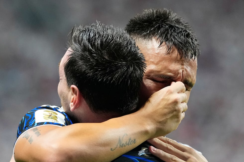 Lautaro Martínez abraza a Lionel Messi, su compañero de Argentina, tras marcar ante Inglaterra...