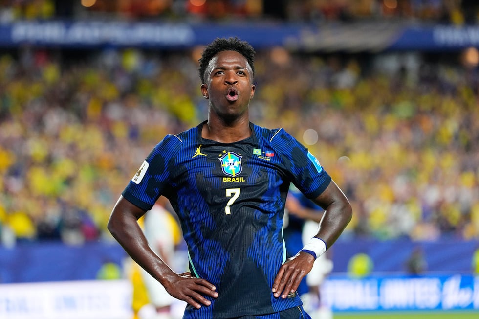 Vinicius Júnior celebra tras anotar el tercer gol de Brasil durante el partido contra Haití en...