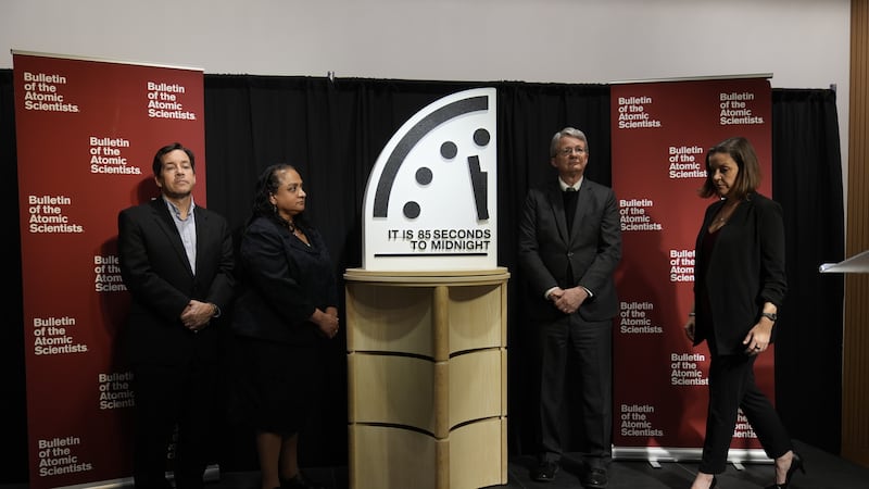 Los miembros del Boletín de los Científicos Atómicos, de izquierda a derecha, Jon B....