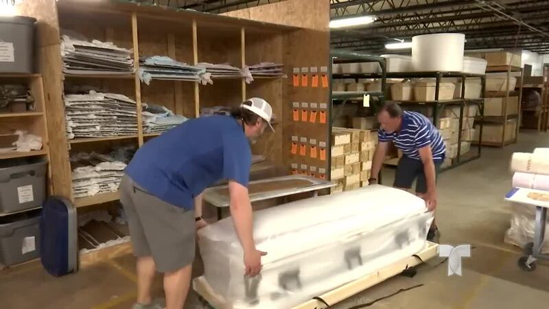 Michael Mims tuvo la dolorosa responsabilidad de confeccionar 17 ataúdes para niños víctimas...