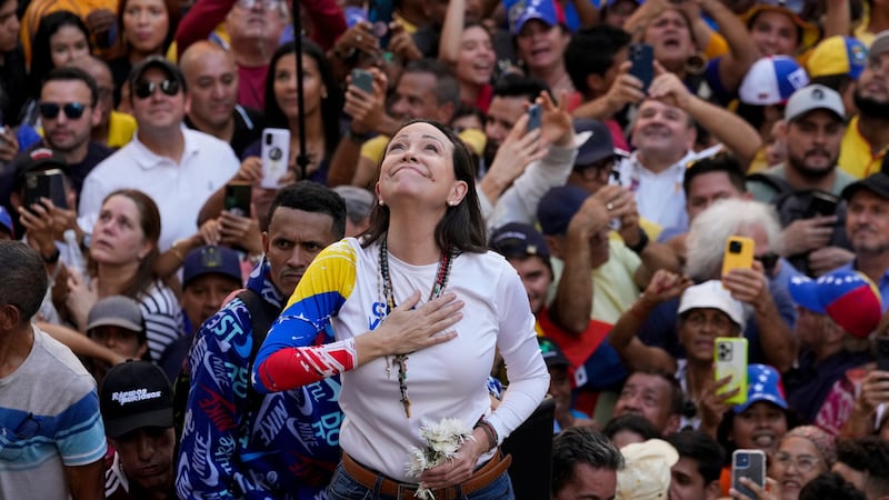 ARCHIVO - La líder opositora venezolana María Corina Machado se dirige a sus seguidores...