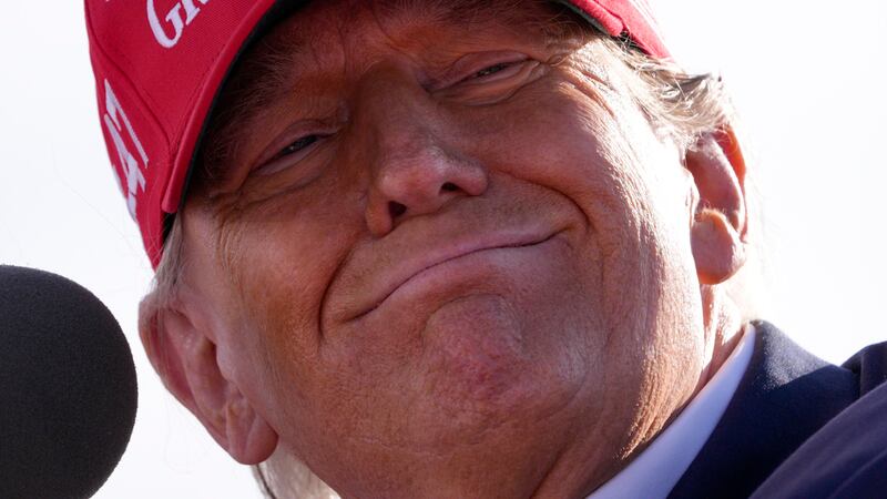 El virtual candidato presidencial republicano, el expresidente Donald Trump, habla en un mitin...