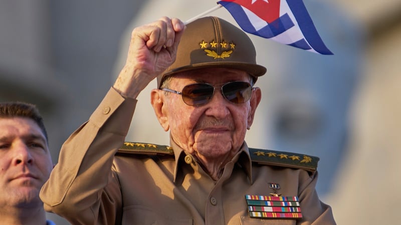 ARCHIVO - Raúl Castro ondea una bandera nacional cubana durante un desfile del Primero de Mayo...