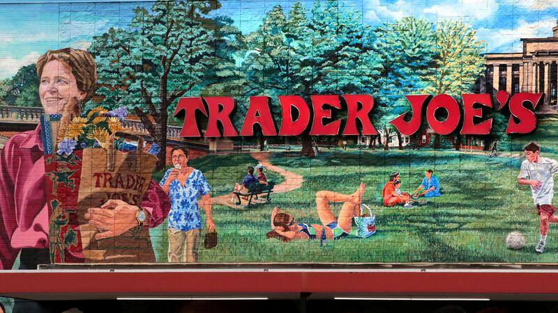 Esta fotografía de archivo del 13 de agosto de 2019 muestra el logo de Trader Joe's en un...