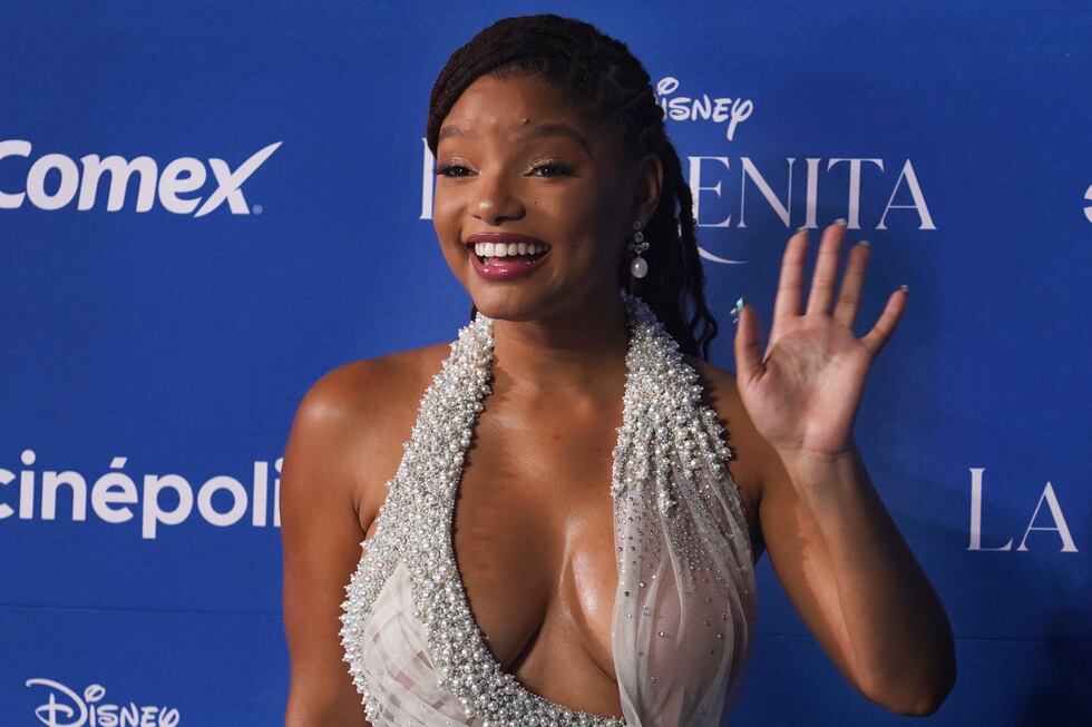 La actriz Halle Bailey posa en la alfombra azul de la película La Sirenita en la Ciudad de...