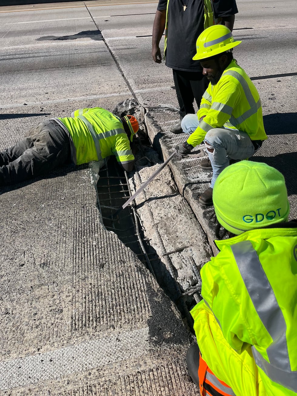 Cuadrillas estaban trabajando para reparar el hueco que se abrió en la I-75.