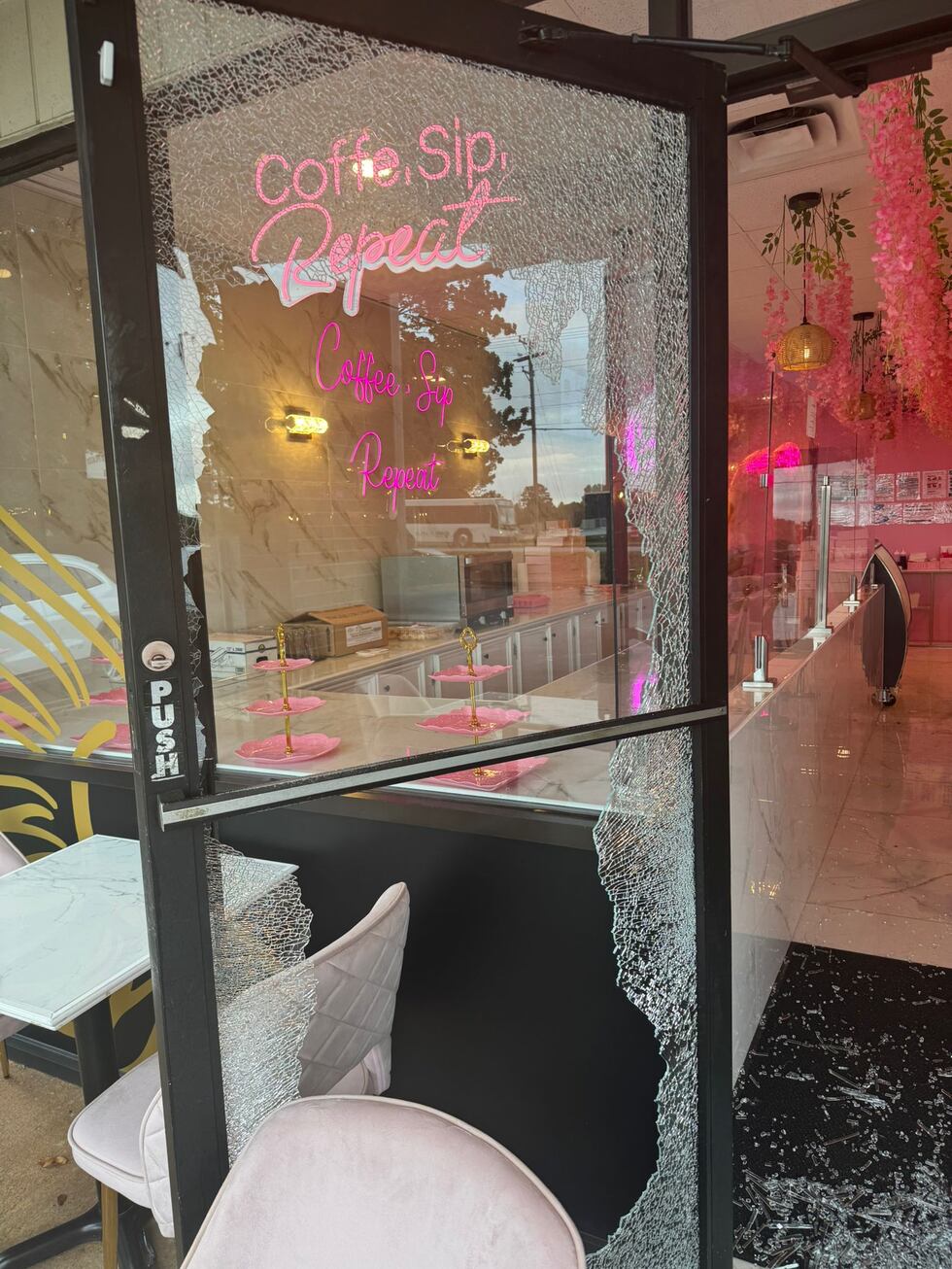 VIDEO: Ladrón rompe el vidrio de negocio hispano para entrar a robar.