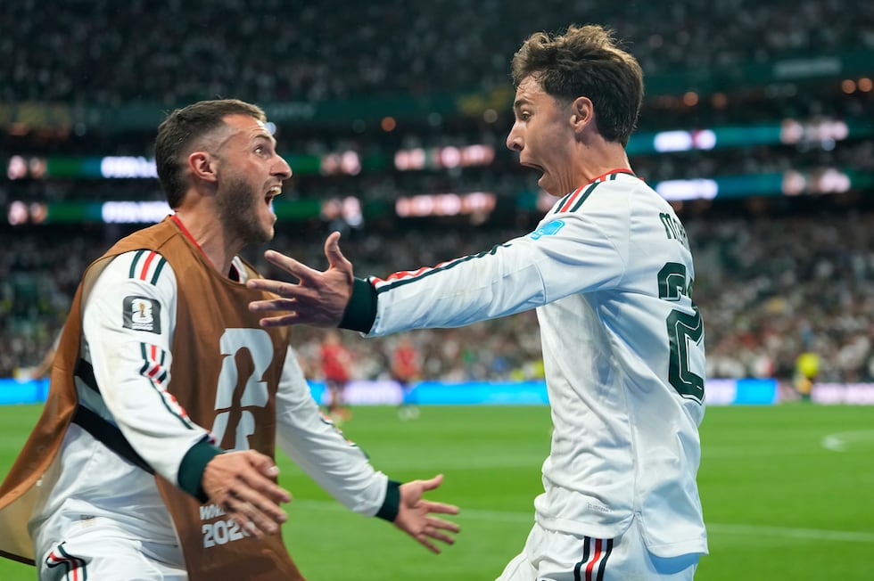 Mateo Chávez (derecha) festeja tras abrir el marcador por México ante República Checa en el...