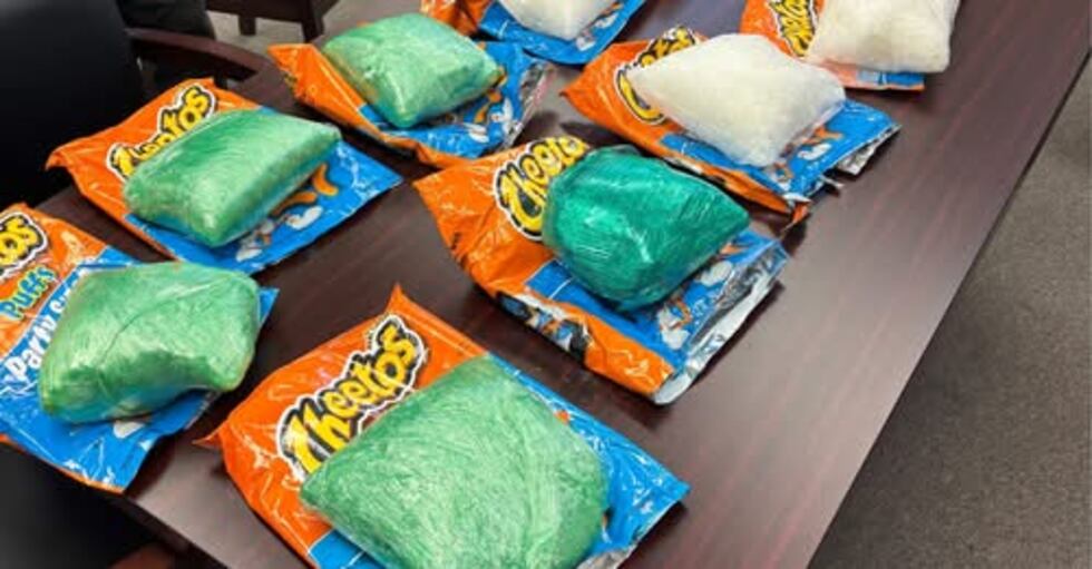 Hallan 40 libras de metanfetamina en bolsas de Cheetos, dicen autoridades
