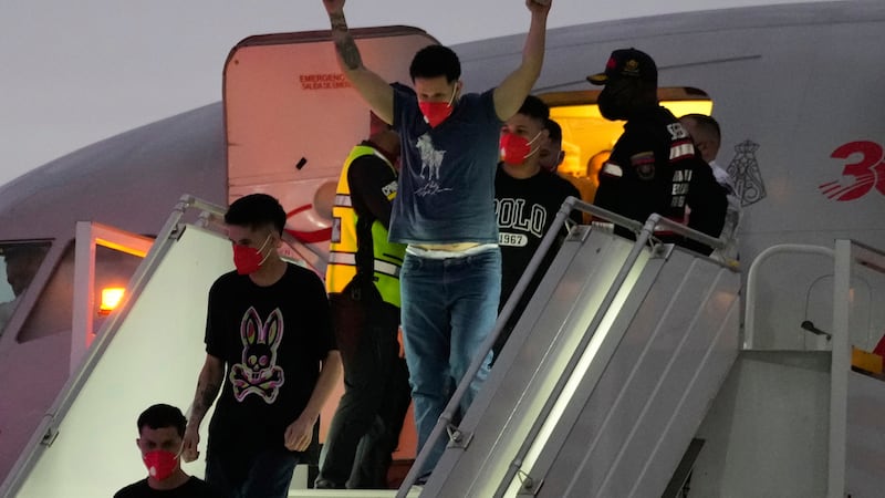 Migrantes deportados hace meses por Estados Unidos a El Salvador llegan al Aeropuerto...