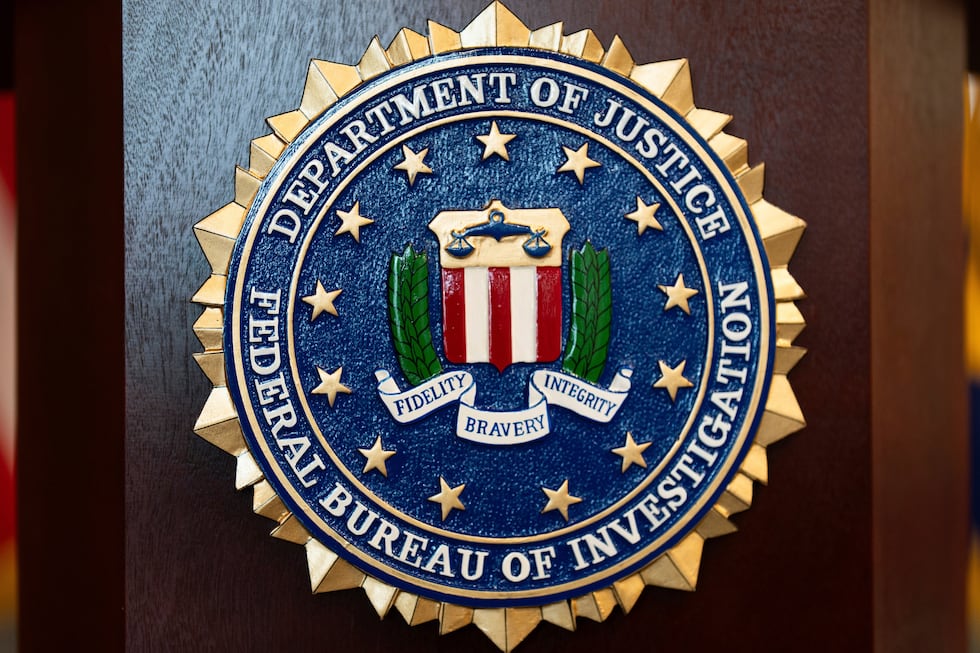 El sello del FBI en el podio antes de una conferencia de prensa en la oficina de esa agencia...