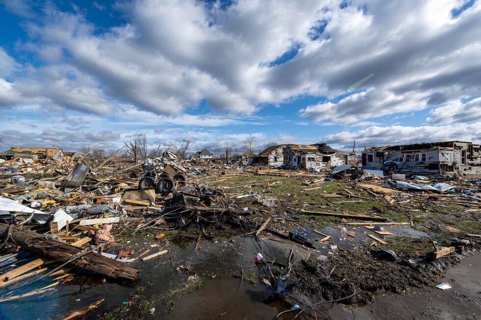 Devastación en Sullivan, Indiana, tras el impacto de un tornado en la madrugada de del sábado...
