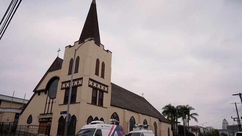 Camionetas de medios de comunicación estacionadas fuera de la iglesia católica croata de San...