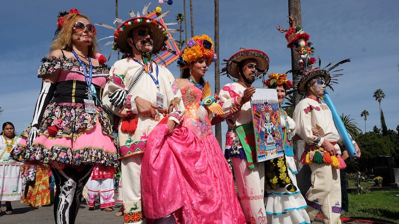 Bailarines tradicionales huicholes de Nayarit, México, marchan durante una procesión en el...