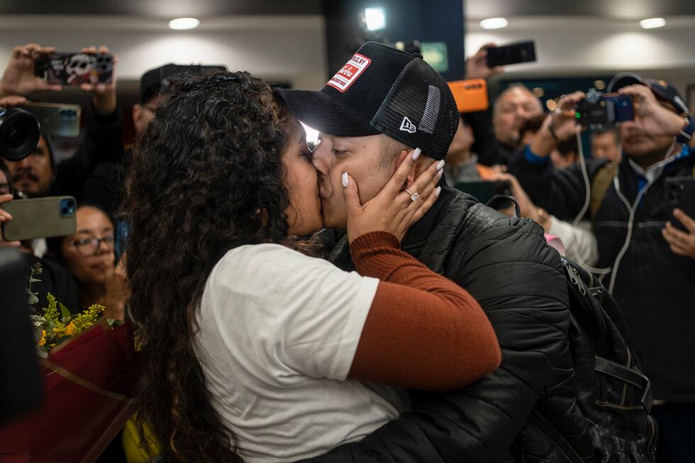 Evelyn Tinoco besa a su novio, Arturo Zacarías, a su llegada al aeropuerto internacional...