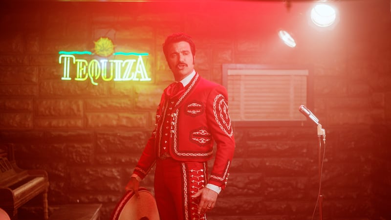 En esta imagen proporcionada por Caracol Televisión, Jaime Camil en una escena de la serie "El...
