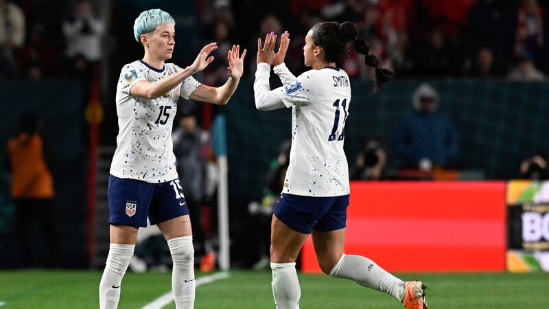 Megan Rapinoe (izquierda), sustituye a Sophia Smith durante el partido del Grupo E del Mundial...