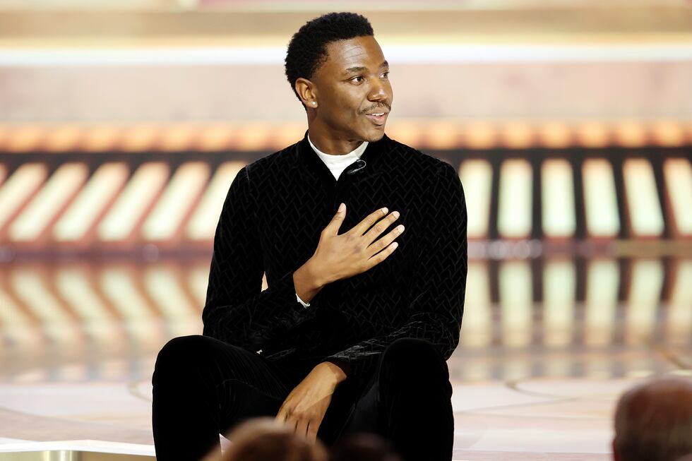 En esta imagen proporcionada por NBC el maestro de ceremonias Jerrod Carmichael durante su...