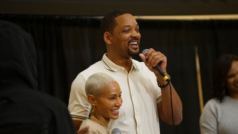 En esta fotografía proporcionada por la biblioteca pública Enoch Pratt, Jada Pinkett Smith y...