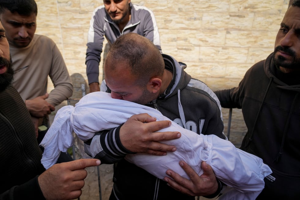 Un hombre palestino sostiene el cuerpo de su sobrino de 11 meses, Mohammad Shaban, asesinado...