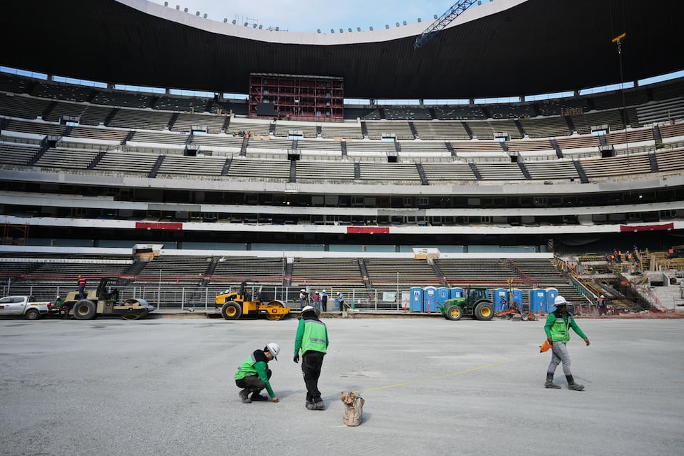 Trabajadores laboran en la renovación del Estadio Azteca, que será anfitrión del partido...
