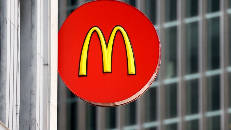 ARCHIVO - Un letrero de McDonald's en un restaurante del centro de Pittsburgh, el 24 de abril...