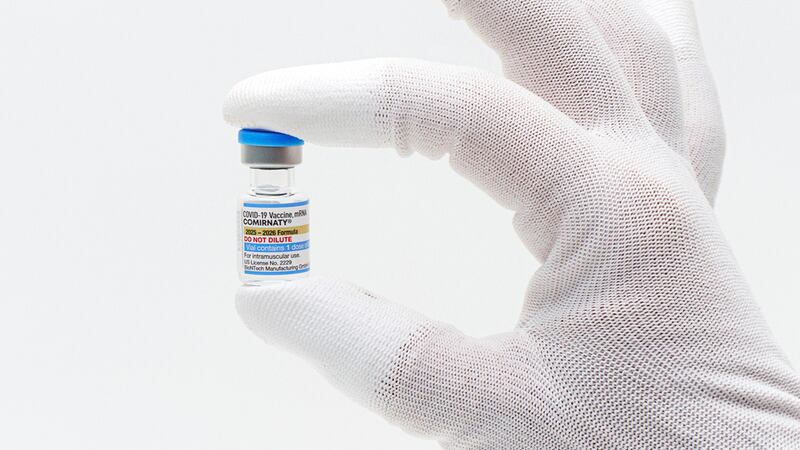 En esta imagen difundida por Pfizer en agosto de 2025 se muestra una ampolleta de la vacuna...