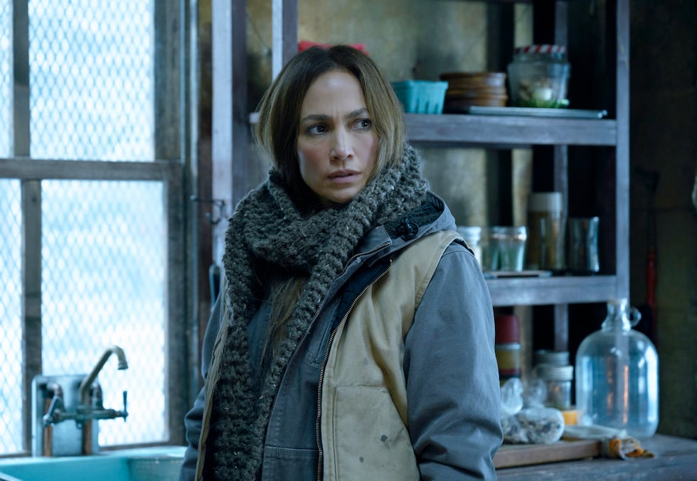 En esta imagen proporcionada por Netflix, Jennifer Lopez en una escena de "The Mother". (Ana...