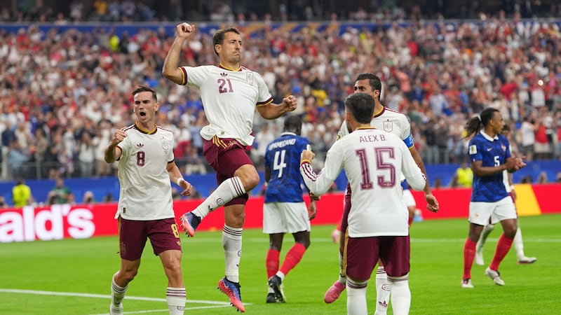 Mikel Oyarzabal celebra tras anotar el primer gol de España ante Francia en las semifinales...