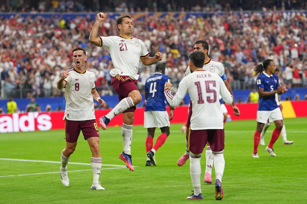 Mikel Oyarzabal celebra tras anotar el primer gol de España ante Francia en las semifinales...
