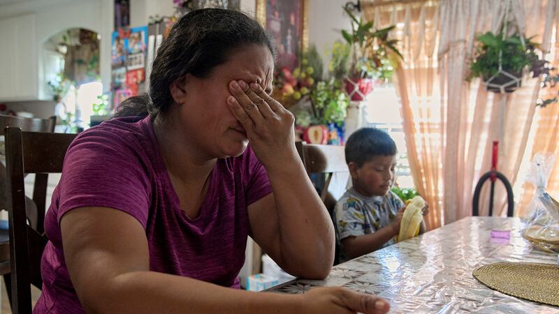 María solloza al relatar el miedo y la ansiedad que siente por sus hijos, incluyendo a Juan,...
