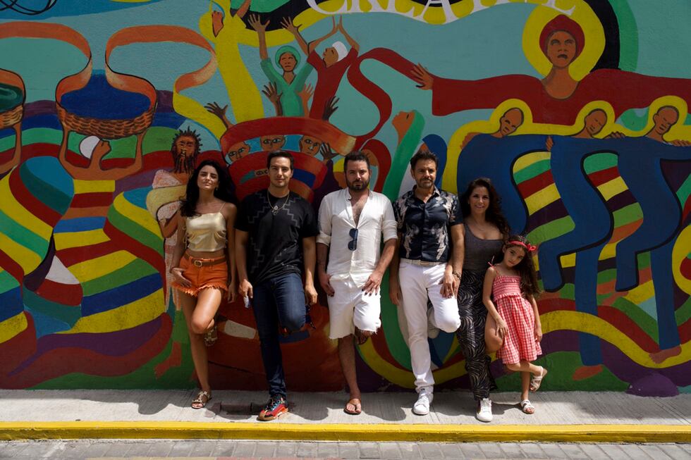 En esta imagen proporcionada por Prime Video, Aislinn Derbez, de izquierda a derecha, Vadhir...