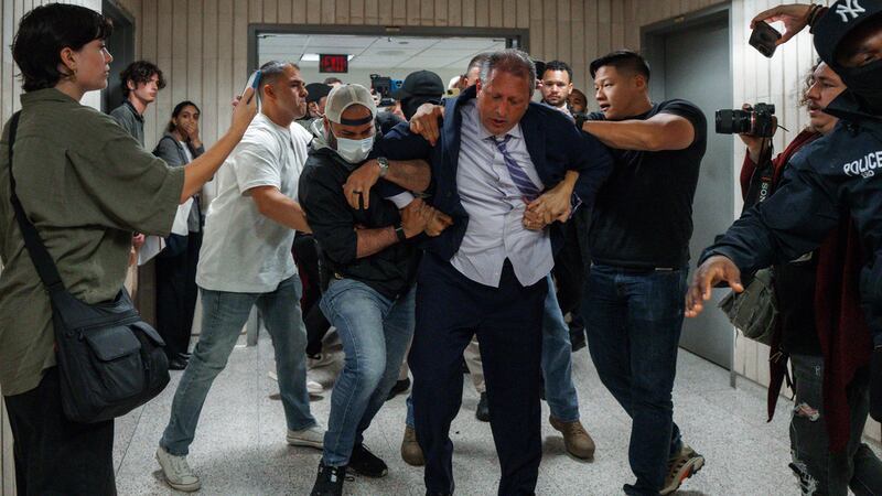 ARCHIVO - El contralor de la Ciudad de Nueva York, Brad Lander, centro, es arrestado por...