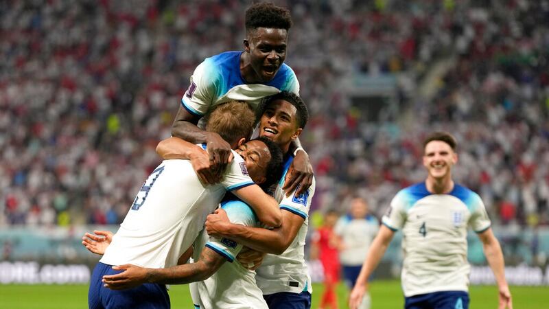 Raheem Sterling celebra con sus compañeros tras anotar el tercer gol de Inglaterra ante Irán...