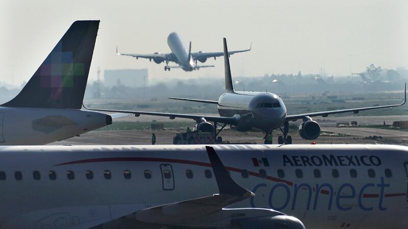 ARCHIVO - Un avión de pasajeros despega del aeropuerto internacional Benito Juárez en Ciudad...