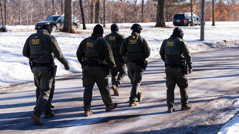 Agentes federales en Minneapolis, el 14 de enero del 2026. (AP foto/Adam Gray)