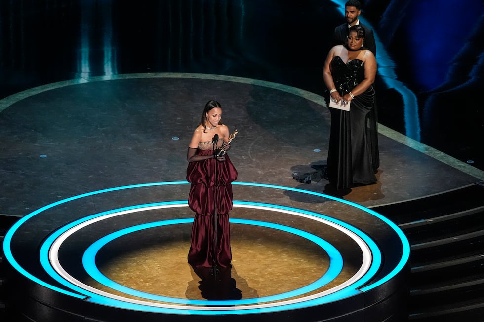 Zoe Saldaña recibe el Premio Oscar a mejor actriz de reparto por su papel en "Emilia Pérez" el...