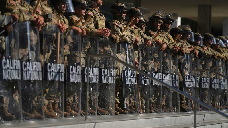ARCHIVO - Miembros de la Guardia Nacional de California en un edificio federal del centro de...