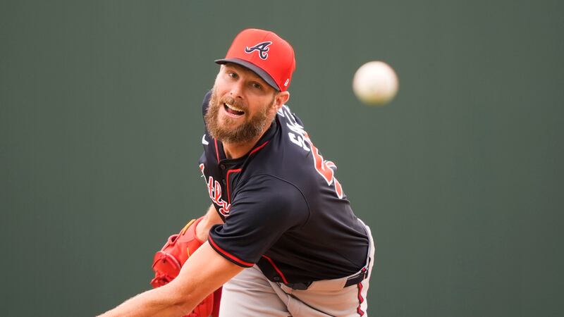 Chris Sale, de los Bravos de Atlanta, lanza en la primera entrada del juego de béisbol en los...