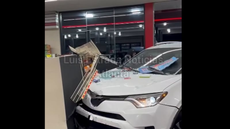 Accidente en gasolinera en Lawrenceville Highway.