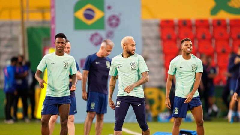 Los brasileños Neymar (derecha), Vinicius Junior (centro) y Rodrygo practica durante un...