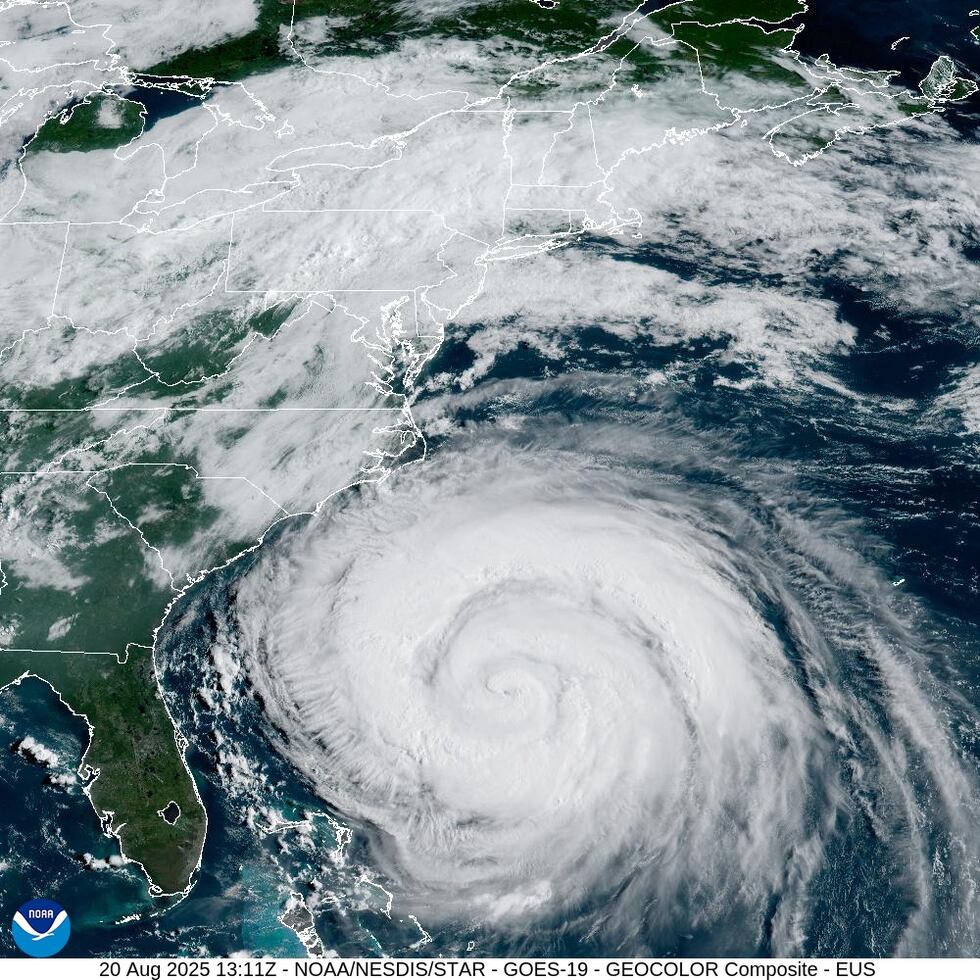 Playas cerradas y alertas del huracán Erin frustran festejos de verano en la costa este de EEUU