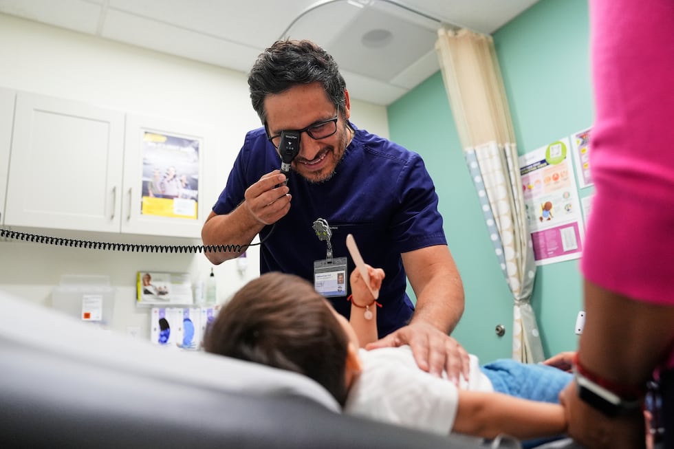 ARCHIVO - El pediatra Irving Phillips examina a un niño de 16 meses en una clínica de...