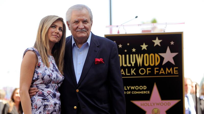 ARCHIVO – La actriz Jennifer Aniston, izquierda, posa con su padre John Aniston, después de...