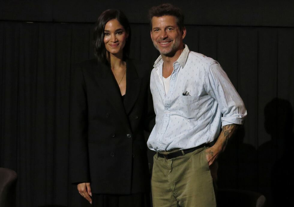El director Zack Snyder, derecha, posa con la actriz Sofia Boutella durante una conferencia de...