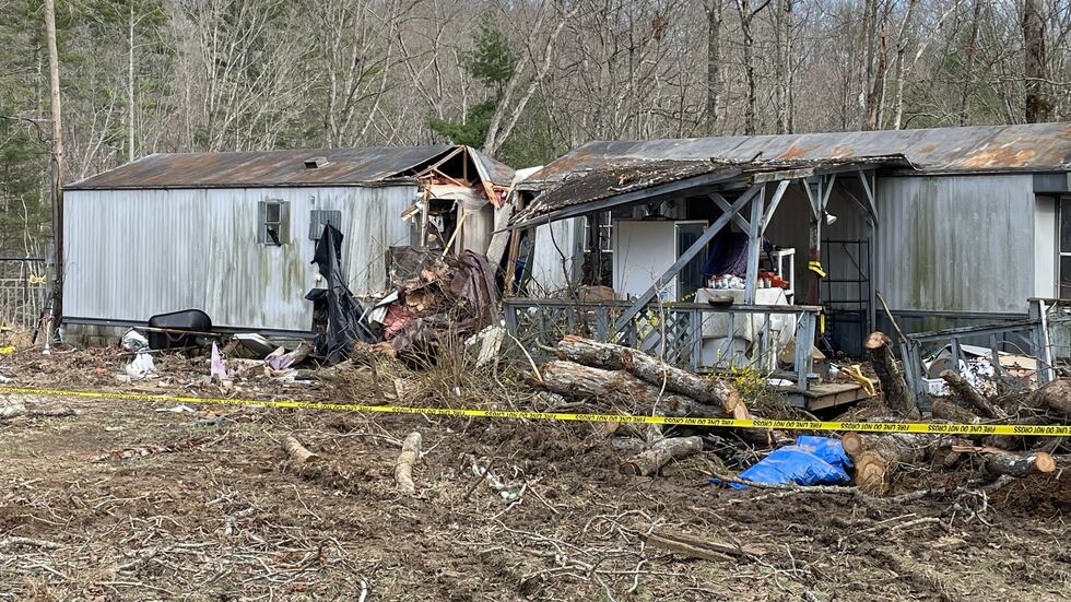 Dos niños, uno de 11 años y uno de 13, que estaban en la casa sucumbieron a las heridas, según...